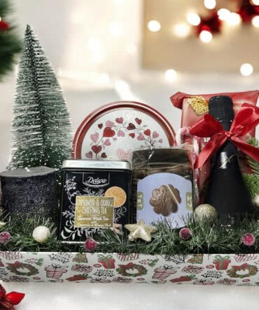 Cozy Christmas Treats Basket – коледна кошница с чай, сладки, свещ и мини вино