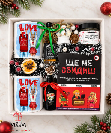 Коледна подаръчна кутия Holiday Couple Box с две чаши, свещ, игра „Ще ме обидиш“, Baileys и Jack Daniel’s