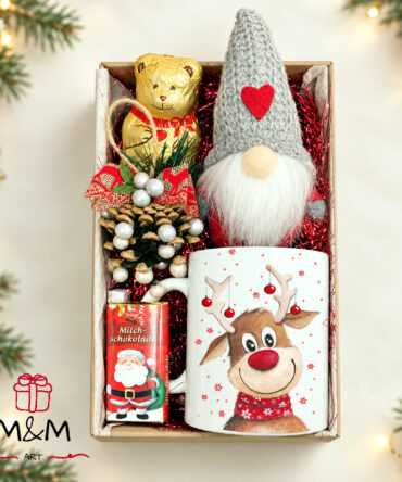 Коледна подаръчна кутия Santa's Helpers с чаша, гном, декорация и шоколадово мече Lindt
