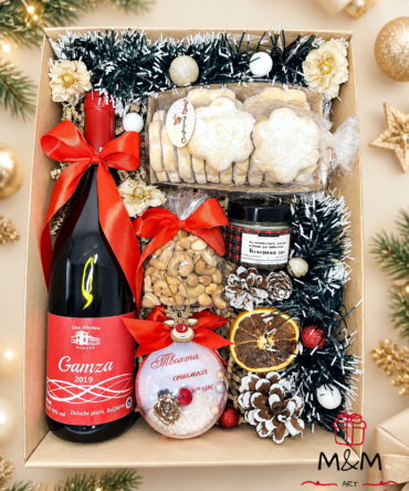 Коледна подаръчна кутия Warm Wishes Gift Box с вино, бисквити, ядки, свещ и коледна топка